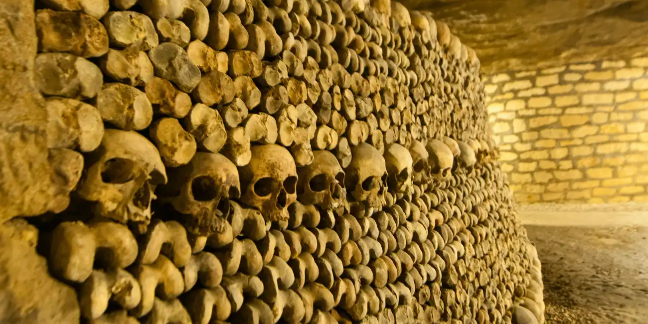 Explorez les mystérieuses Catacombes sous Paris. Billets coupe-file Les Catacombes de Paris à Paris, France.